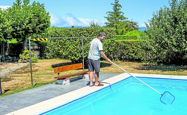 Las limitaciones en el uso del agua se extienden ya a 8.000 alaveses