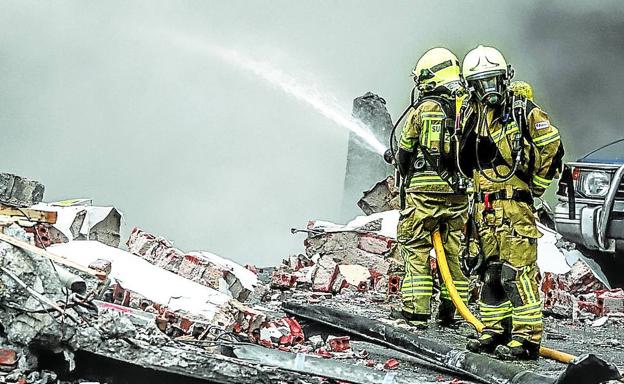 La presencia de amianto complica la extinción del incendio de Lemoa