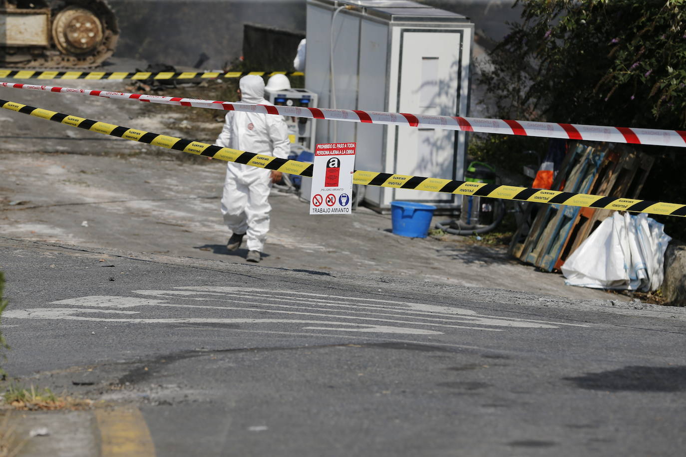 La presencia de amianto complica la extinción del incendio y el desescombro en Lemoa
