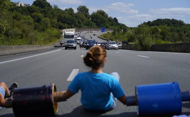 Bloquean la autopista de Baiona en favor de los presos