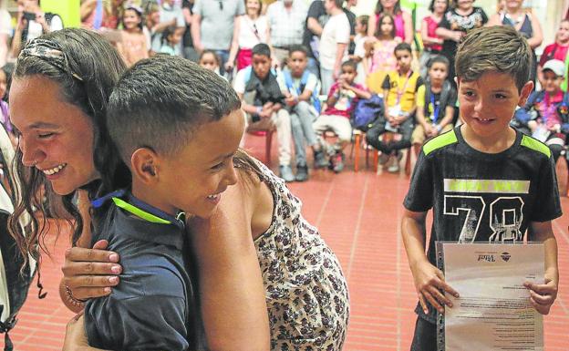 «Los niños saharauis te cogen un cariño inmenso, somos sus segundos aitas»