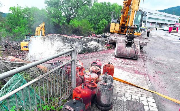Los bomberos mantienen la vigilancia sobre el incendio de Lemoa