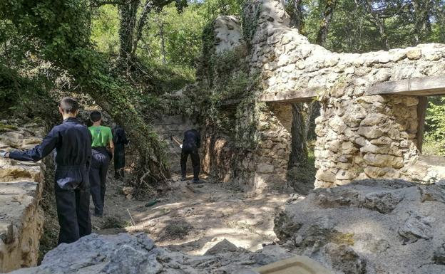 Veinte voluntarios desentierran la primera fábrica de asfalto de España