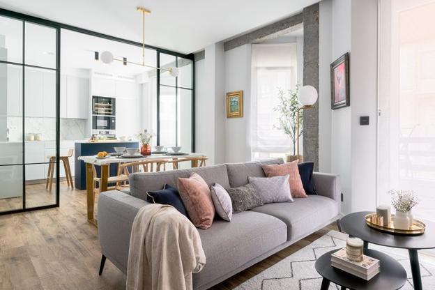 Un piso viejo del Ensanche convertido en una casa de revista para un matrimonio y su hijo