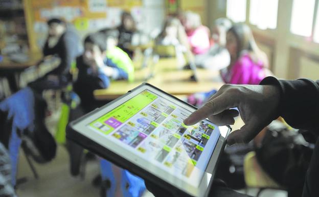 Las familias vascas alertan a Educación del uso excesivo de la tecnología en los colegios