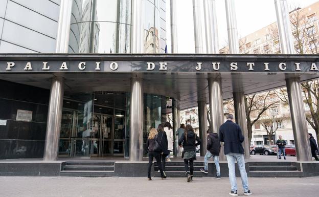 Dos vitorianas de 73 y 61 años se libran de la cárcel al «prescribir» el presunto robo de dinero a su madre