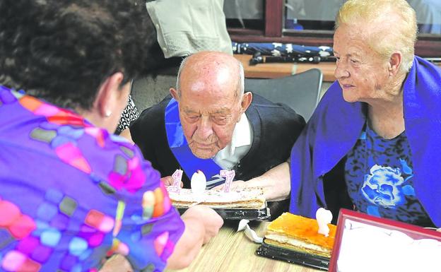 «No mires atrás», recomienda a sus 107 años 'Pepe el gallego'