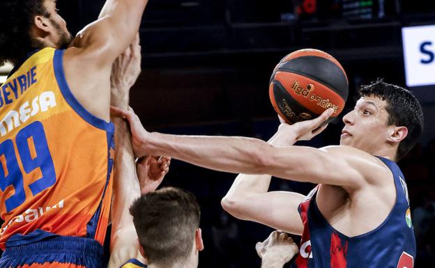 Fontecchio deja de ser jugador del Baskonia