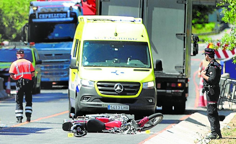 Muere un motorista al chocar contra un camión en Amorebieta