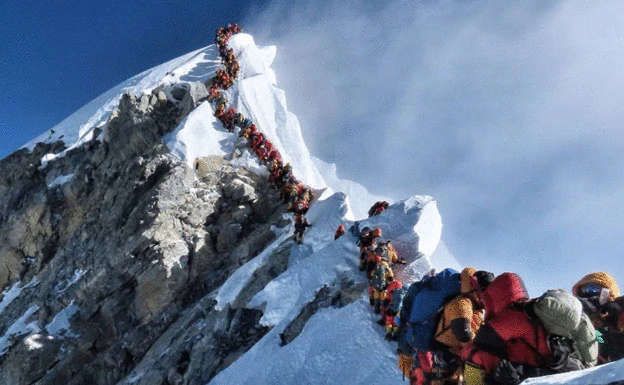 La escena se repite: colas en el Everest y ahora también en el K-2