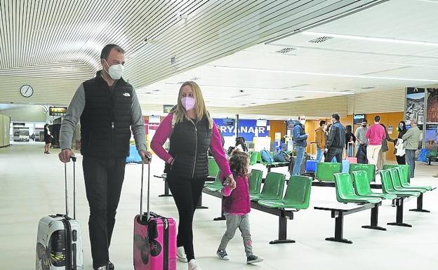 El aeropuerto de Foronda encara la 'operación salida' con 22 vuelos en cuatro días