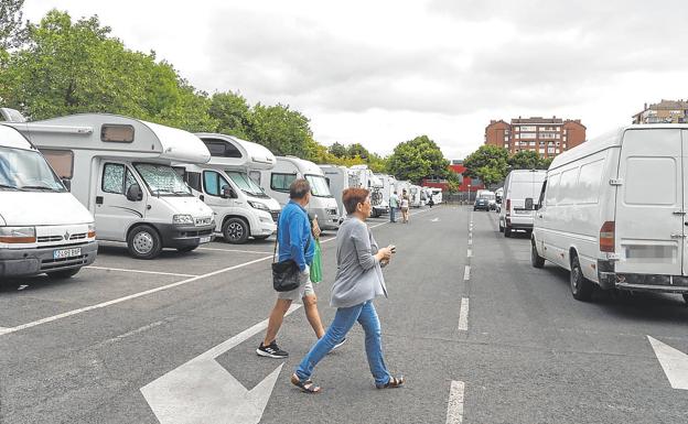 El parking de autocaravanas de Arriaga se renovará con tomas de luz y controles de acceso