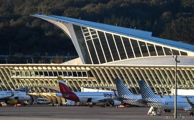 Impiden que una pasajera ebria suba a un avión en el aeropuerto de Loiu