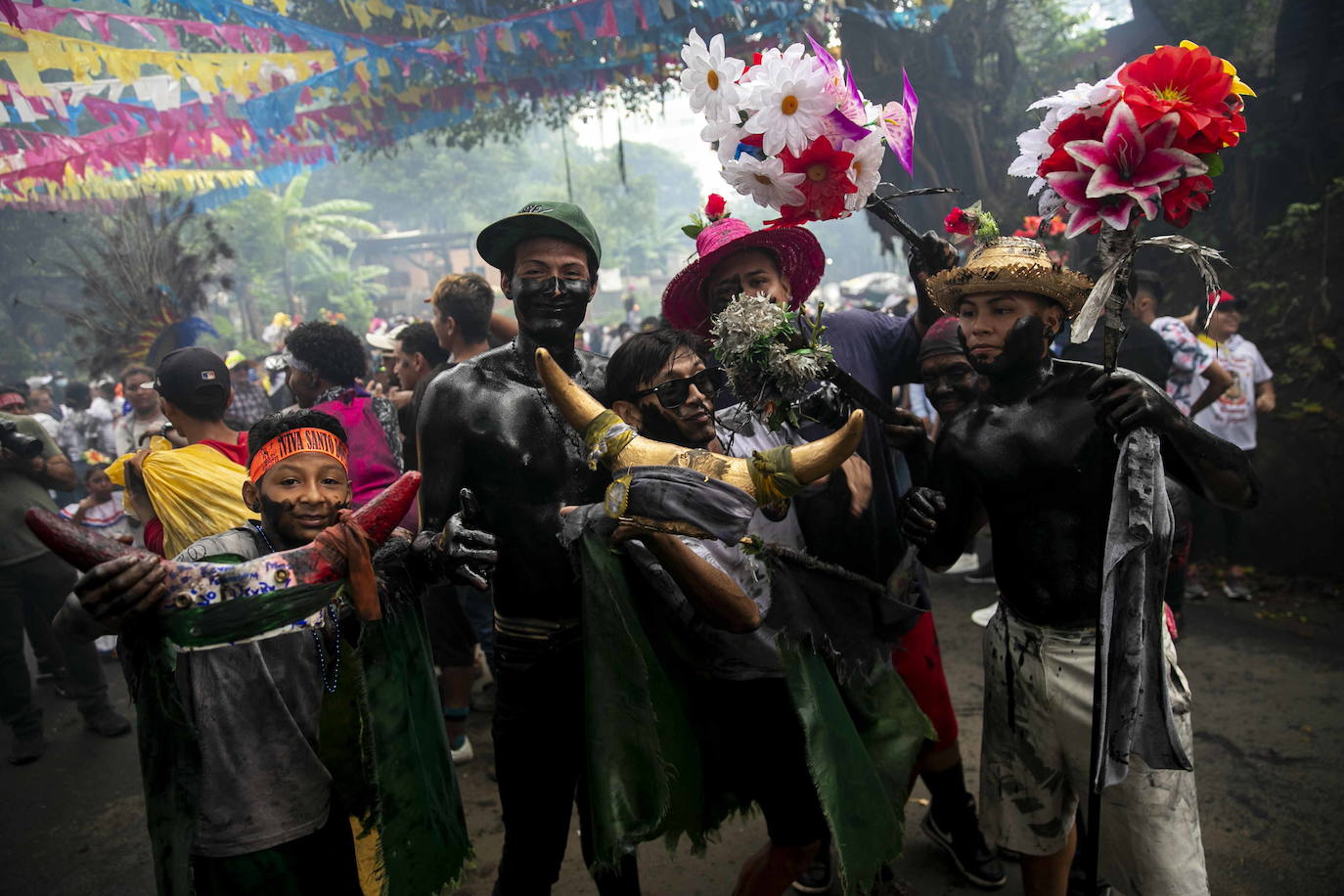 Pintados con aceite negro para festejar las fiestas en Nicaragua