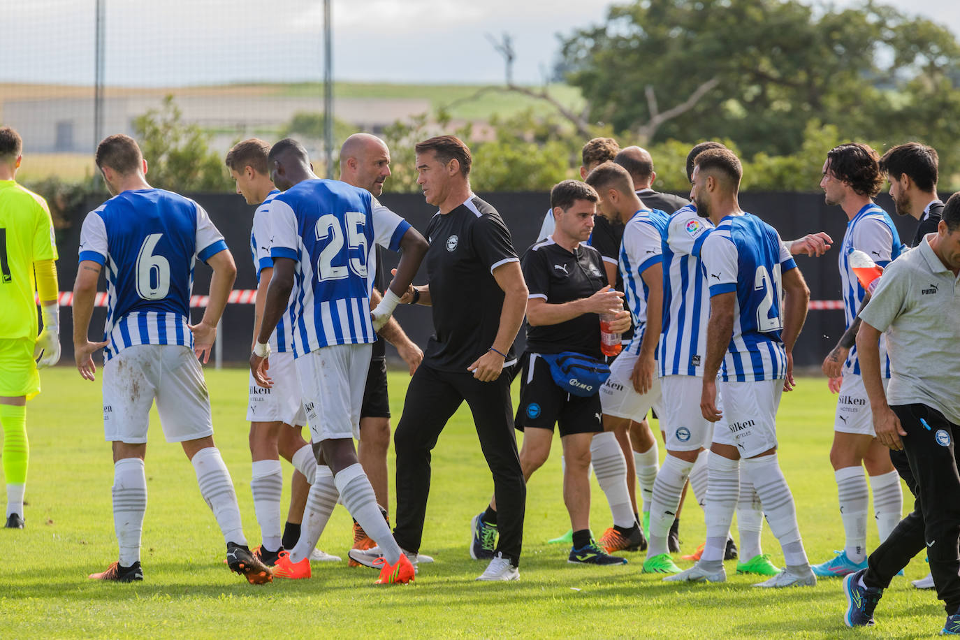 El Alavés afronta las dos últimas pruebas para configurar su once