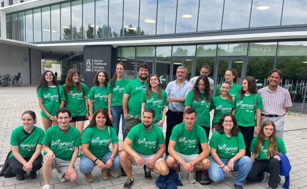 70 operarios limpiarán en una hora la plaza de la Virgen Blanca tras la bajada de Celedón
