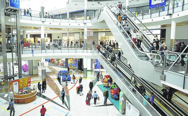 «Una puerta cerrada no invita a entrar a la clientela», protestan los comerciantes alaveses