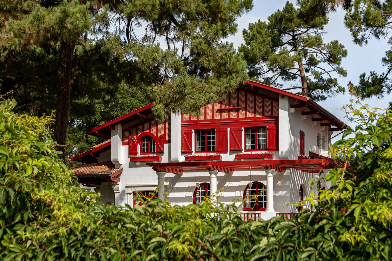 La casa más bonita de Las Landas es rojiblanca, con una piscina espectacular (y se puede alquilar)