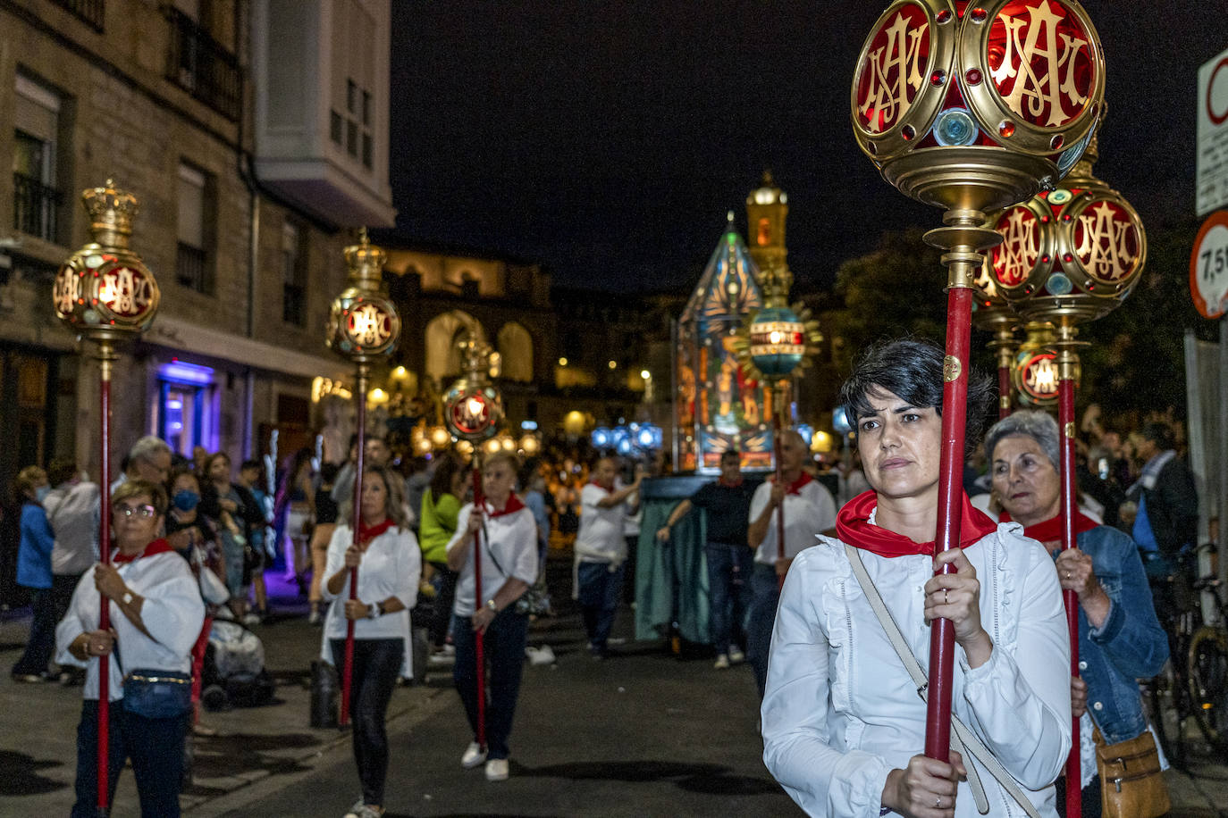 La procesión desvela su misterio más literario