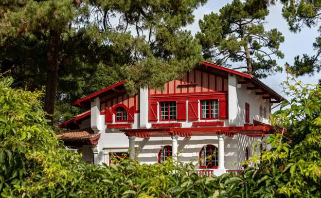 La casa más bonita de Las Landas es rojiblanca, tiene una piscina espectacular (y se puede alquilar)