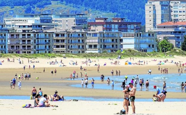 Laredo corta el agua de las duchas de la playa por la sequía y Castro se lo plantea