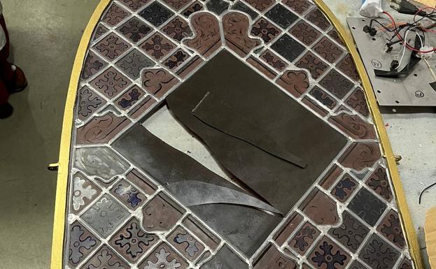 Se desprende una vidriera de uno de las carros en la procesión de los Faroles