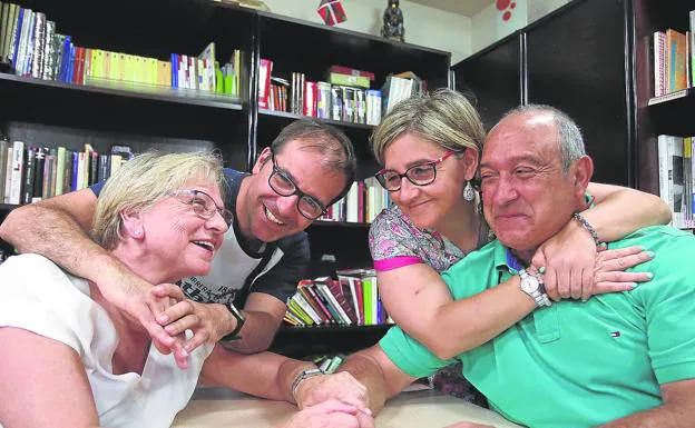 El día a día de una familia bilbaína con dos hijos con discapacidad intelectual: «Es diferente, no peor»