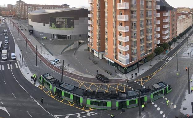 El tranvía de Vitoria perderá frecuencias hasta el 6 de septiembre por las obras del ramal de Salburua