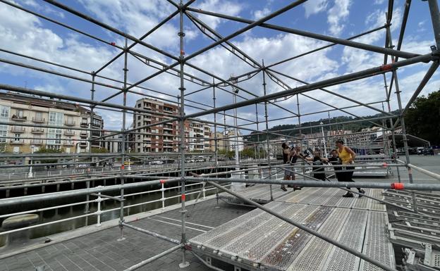 Comienza el montaje del gigantesco recinto de txosnas de Aste Nagusia en el que trabajarán un millar de personas