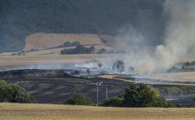 Un incendio en Salvatierra corta la A-1 y el tráfico ferroviario entre Álava y Navarra