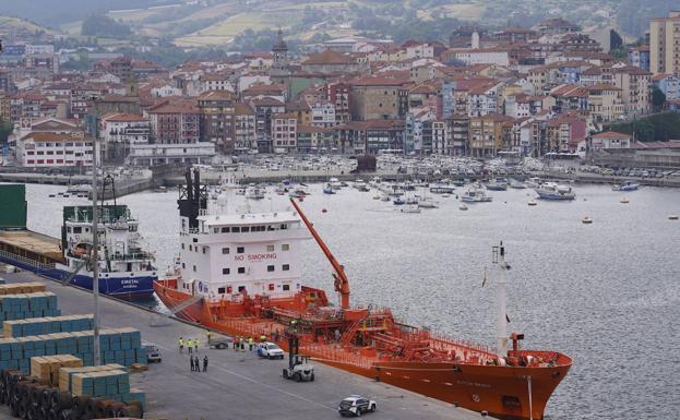 El barco que llevará agua a Urdaibai realiza su primer viaje hasta Bermeo