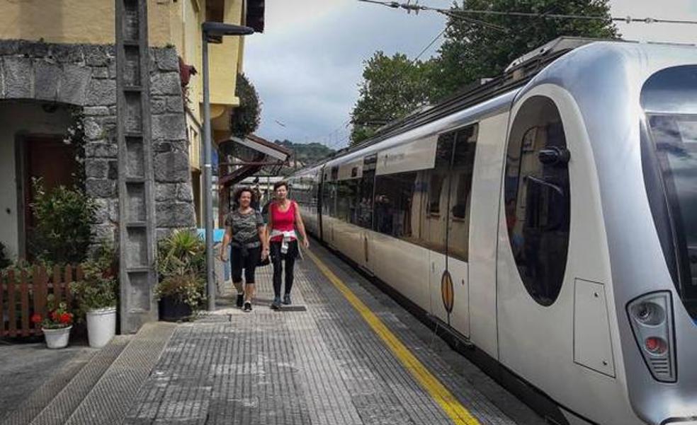 El arrollamiento de un joven en Busturia obliga a suspender hora y media el tren entre Gernika y Bermeo