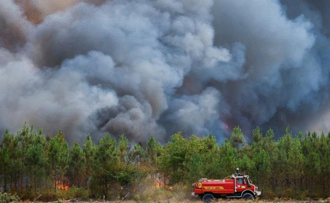 Las Landas eleva la alerta a roja hasta el lunes por los incendios mientras llega la ayuda de Europa
