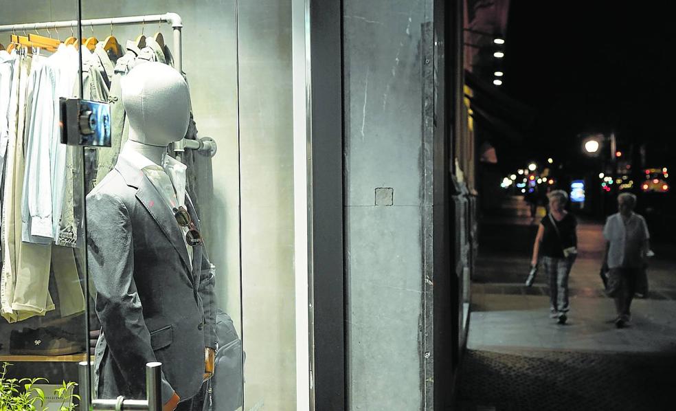 Muchos comercios del centro de Bilbao incumplen la orden de apagar sus escaparates