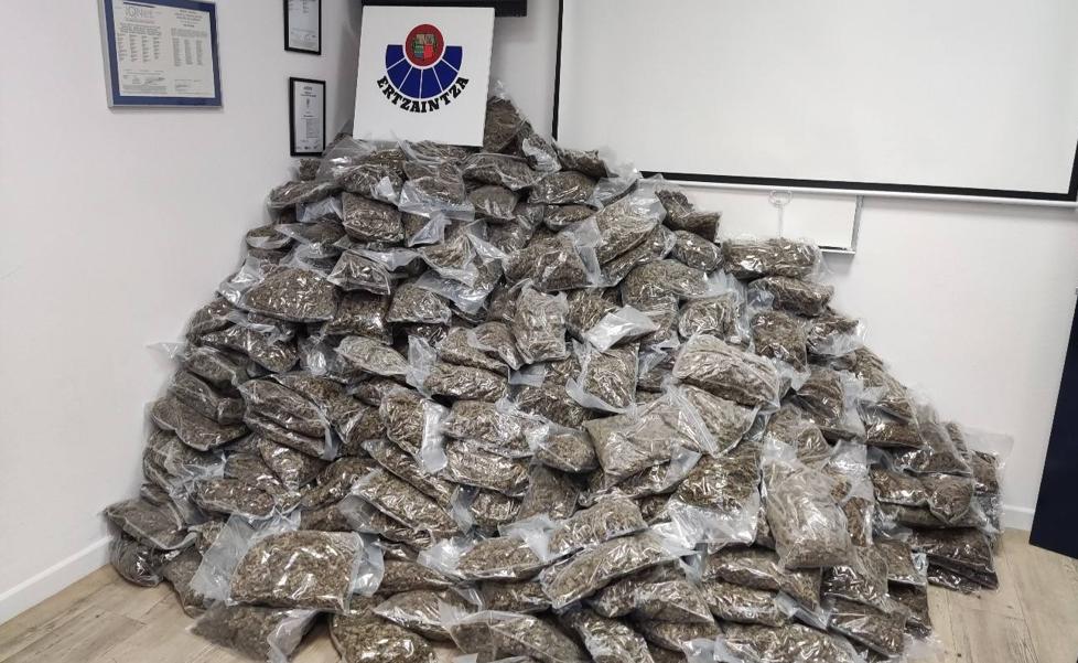 Incautados 700 kilos de marihuana abandonados junto a una carretera rural en Abanto