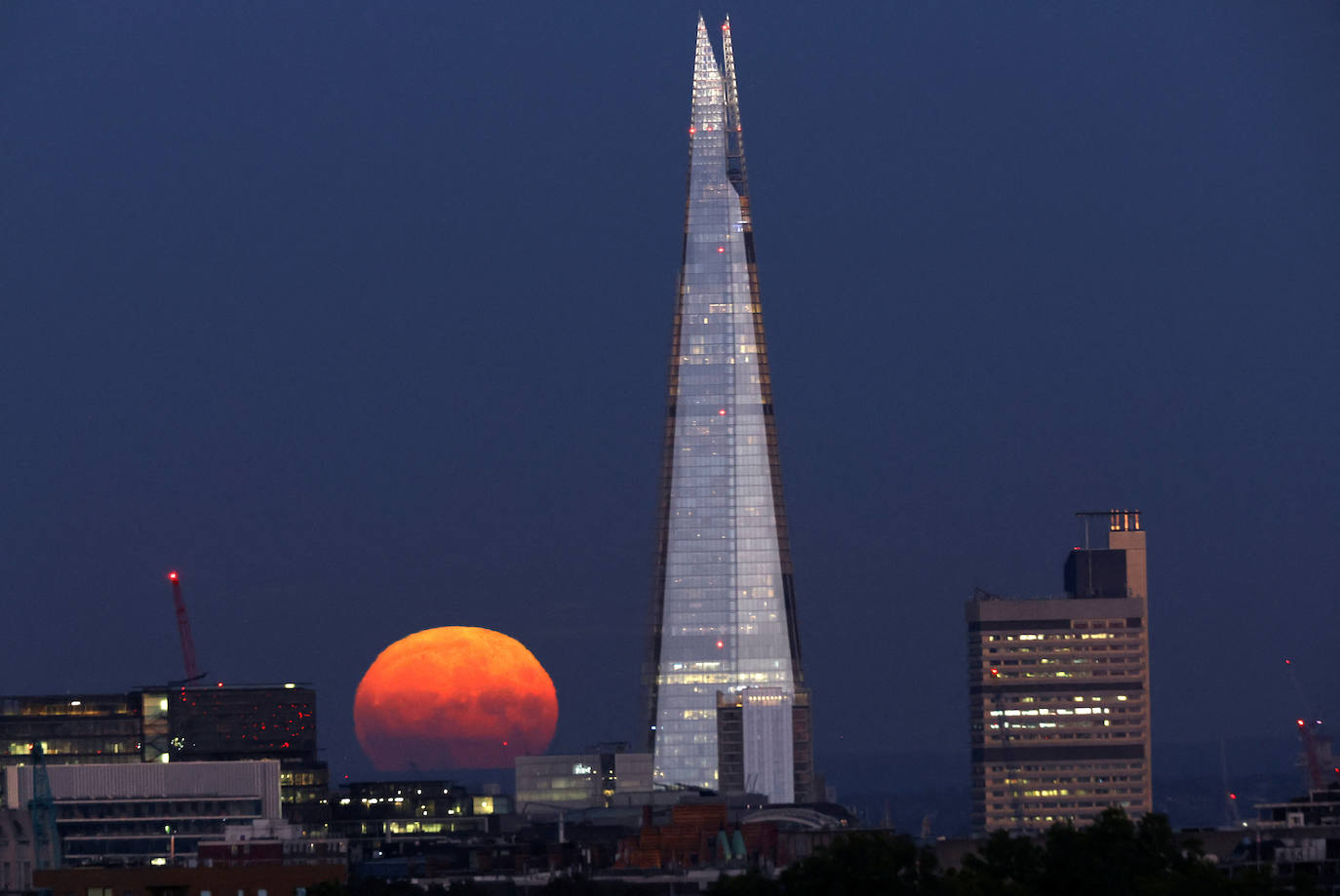 Las imágenes más espectaculares de la Luna Rosa en el mundo