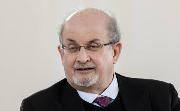 La familia de Salman Rushdie, «muy aliviada» por su mejora