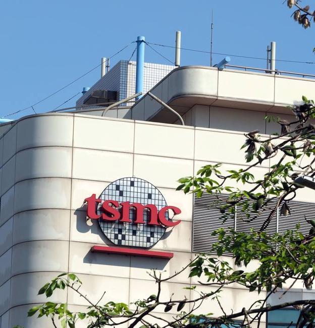 The Taiwanese TSMC produces up to 90% of the most advanced chips. 