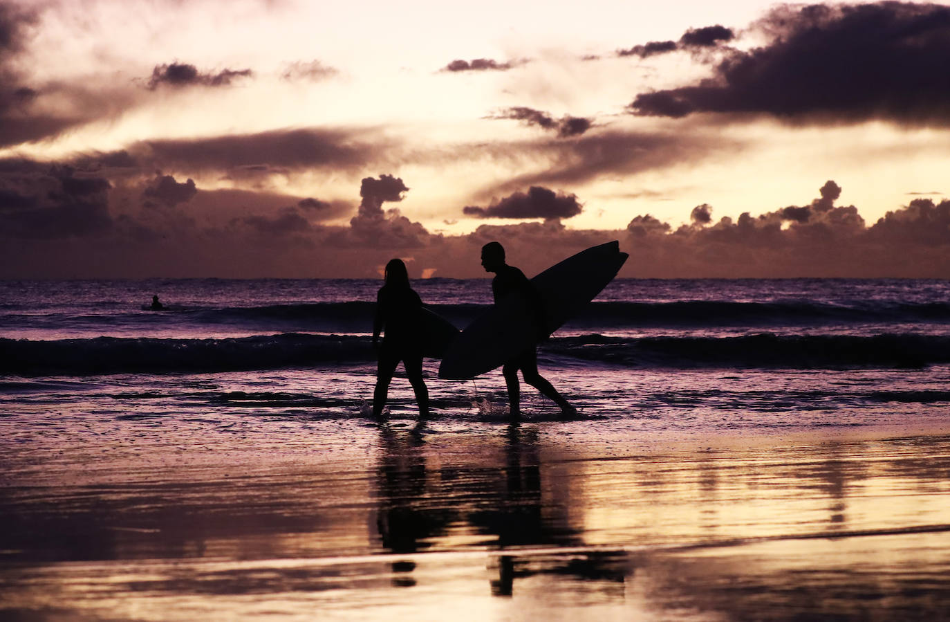 Surfeando al amanecer en Australia