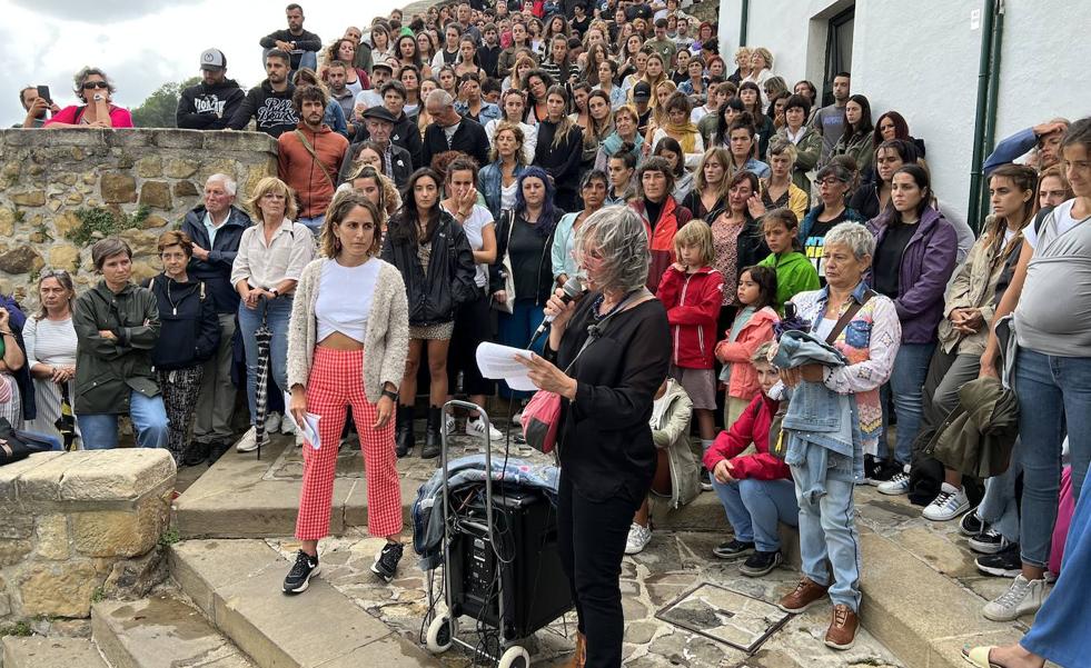 Feministas de Algorta acusan a los ertzainas que acudieron a atender a la víctima del pinchazo de crear un clima de «tensión» en la txosna