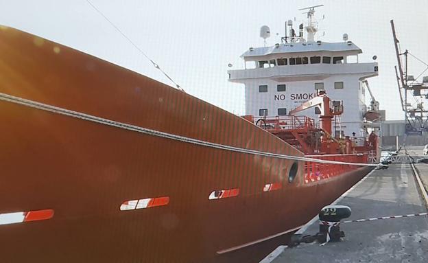 El barco que llevará agua a Busturialdea está listo para zarpar