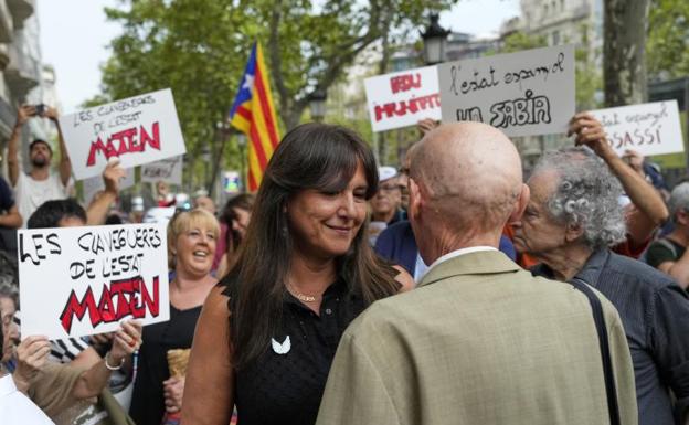 Borràs ve «fuera de lugar» interrumpir el minuto de silencio