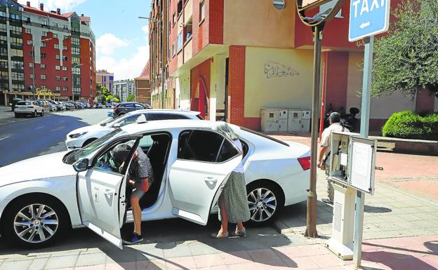 La actividad de los taxistas repunta durante el verano «pero no demasiado»