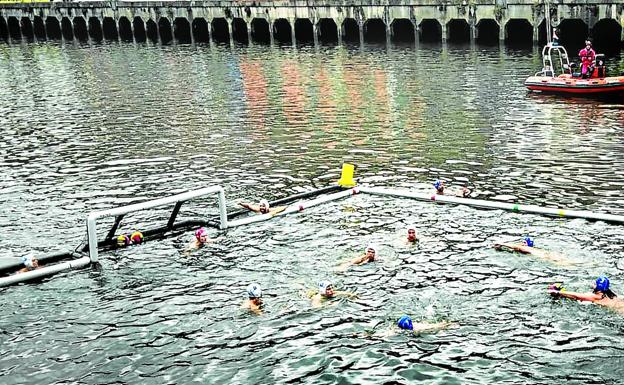 La Ría se convierte en piscina de waterpolo durante las fiestas