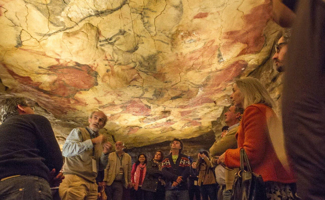 Juegos, talleres, visitas guiadas y pottokas para descubrir las cuevas del Cantábrico