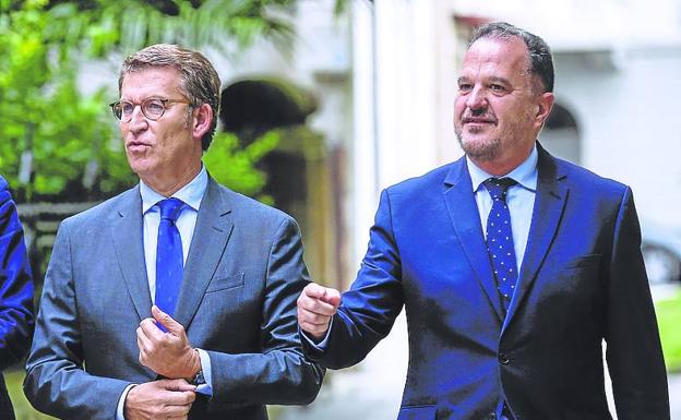 Iturgaiz rechaza que Feijóo haga «guiños» al PNV y critica los pactos con Bildu