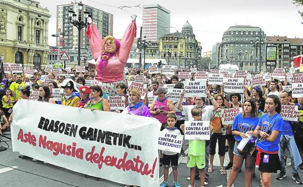 Las comparsas protestan contra los ataques machistas y piden unas fiestas «libres de violencia»