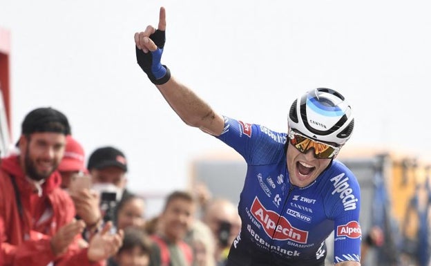 Jay Vine repite bajo la niebla y Enric Mas se pega a Evenepoel
