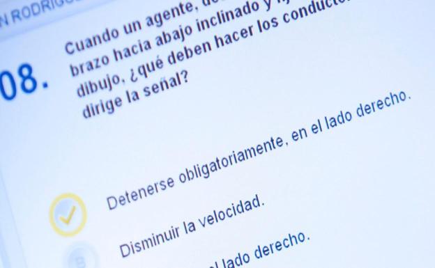 Las 10 preguntas que más se fallan en el examen del carné de conducir, según la DGT