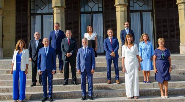 Urkullu con barba y consejeros del PSE sin corbata